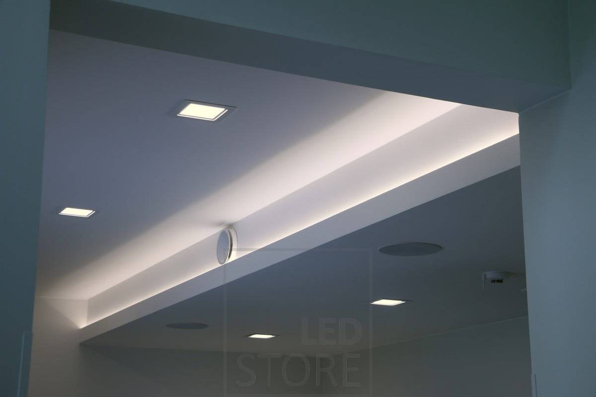 Mise en évidence de la différence de hauteur au plafond avec une bande LED.